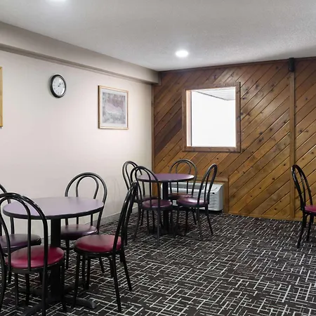 Super 8 By Wyndham Dyersville